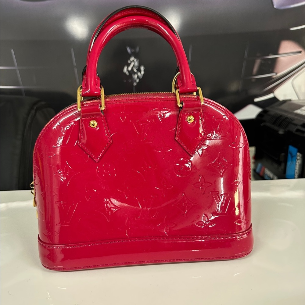 Louis Vuitton - Picture 2 of 7